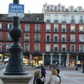 Un cartel de WiFi gratis en la Plaza Mayor de Valladolid.