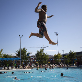  Un veraneante procede a la zambullida en una piscina de Washington DC, el 11 de agosto de 2019 (Foto de Alastair Pike / AFP).