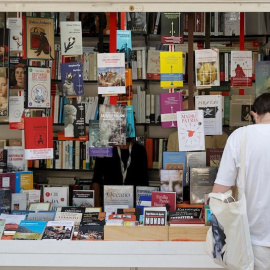  Un hombre se interesa por un libro en la Feria del Libro de Madrid, a 10 de septiembre de 2021. EFE/ Emilio Naranjo