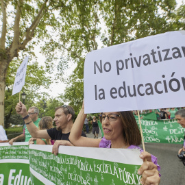 Varias personas protestan durante una marcha por la educación pública entre Neptuno y Cibeles, el pasado 9 de septiembre de 2023, en Madrid- - Jesús Hellín | EUROPA PRESS