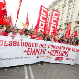 Centenares de personas pertenecientes a sindicatos de CCOO, UGT y Semaf se concentran ante el Congreso de los Diputados, a 19 de octubre de 2022, en Madrid (España)