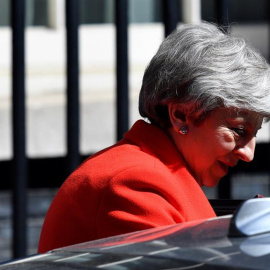 La primera ministra británica, Theresa May, sale de su residencia para dirigirse a la sesión de control en el Parlamento. EFE