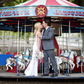  Una pareja posa en su boda junto al carrusel del amor.-Frazer Harrison (AFP)