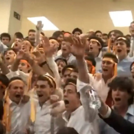  Alumnos del Colegio Mayor Elías Ahuja haciendo el saludo fascista.