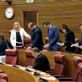 16/05/2019 - El diputado de Vox, José María Llanos (izqda), junto a sus compañeros de grupo antes del comienzo del pleno. EFE/Manuel Bruque