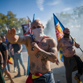  Uno de los participantes en la manifestación neonazi del día de la Hispanidad, a 12 de octubre de 2022, en Barcelona.- EP