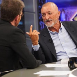  Reverte levanta el dedico en señal de 'te voy a explicar movidas'.