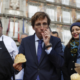  Almeida degusta su pulgar en la Plaza Mayor de Madrid.- EFE