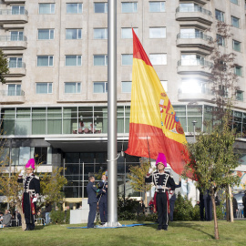  Izado de la bandera nacional en la Plaza de España, a 2 de diciembre de 2022, en Madrid.- EP