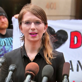 16/05/2019 - La exanalista de inteligencia del Ejército de los EEUU, Chelsea Manning, habla a los reporteros que se encuentran fuera del tribunal federal de los EEUU el 16 de mayo de 2019 | REUTERS