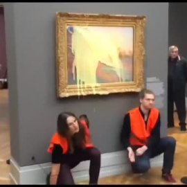 Dos activistas climáticos lanzan puré de patatas contra un cuadro de Monet en Alemania