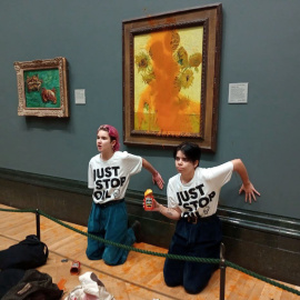 Activistas de Just Stop Oil pegan sus manos a la pared después de arrojar sopa a la pintura 'Sunflowers' de Van Gogh en la National Gallery de Londres, a 14 de octubre de 2022.