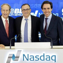 Juan Miguel Villar Mir (izq.) con Javier López Madrid (dcha.), en la bolsa estadounidense Nasdaq, en la presentación de la fusión de Ferroatlántica con Globe (en el centro, su presidente Alan Kastenbaum), en 2015. EFE