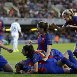 Las jugadoras del Barça celebran un gol. ALBERTO ESTÉVEZ (EFE)