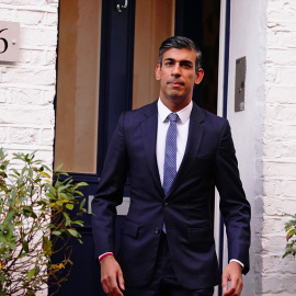 Rishi Sunak, candidato conservador fuera de su casa en Londres