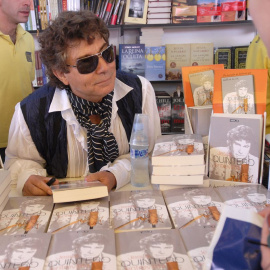 Fotografía de archivo del periodista onubense Jesús Quintero durante una firma de ejemplares en la Feria del Libro de Madrid en junio de 2007.