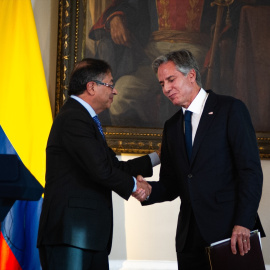 El presidente colombiano, Gustavo Petro, le da la mano al secretario de los Estados Unidos, Antony Blinken, durante su visita oficial a Colombia