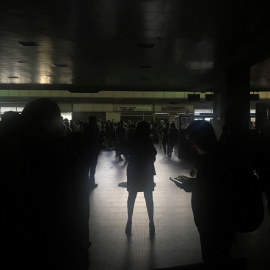 25/03/2019 - Pasajeros en el aeropuerto internacional Simón Bolívar de Caracas, (Venezuela) durante el nuevo apagón. / REUTERS -  CARLOS JASSO