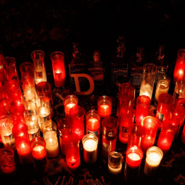 Un conjunto de velas en recuerdo de periodistas asesinados.