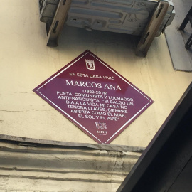 Una placa recuerda al poeta Marcos Ana como un "luchador antifranquista" en la que fue su casa en Madrid. / EUROPA PRESS