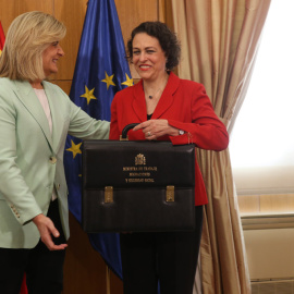 La ministra de Trabajo, Magdalena Valerio, recibe de manos de su predecesora, Fátima Báñez, la cartera del Departamento.