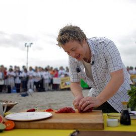 El cocinero británico Jamie Oliver, en un aparición en el programa  de la NBC 'Today show' en Miami. REUTERS/Eric Thayer