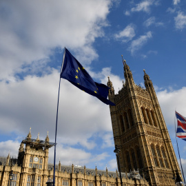 Las banderas del Reino Unido y la Unión Europea ondean a las puertas del Parlamento en Westminster durante una protesta en el centro de Londres (Reino Unido). EFE/NEIL HALL