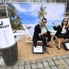 Activistas de la ONG Oxfam, en una 'performance' delante de la sede de la Comisión Europea, en Bruselas, en protesta contra los paraísos fiscales. AFP - EMMANUEL DUNAND