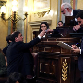 A la izquierda, Oriol Junqueras vota en la sesión constitutiva de las nuevas Cortes Generales. (J.J. GUILLÉN)