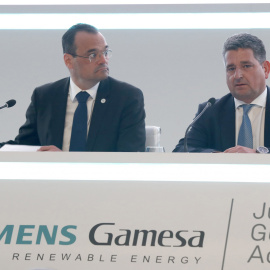 El consejero delegado, de Siemens Gamesa, el alemán Markus Tacke, (i) junto al presidente, Miguel Angel López,  en la Junta de Accionistas de 2019 Siemens Gamesa Renewable Energy. EFE/Luis Tejido