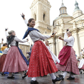 Más de doscientos joteros han unido sus voces para “abrazar” a la Virgen del Pilar.