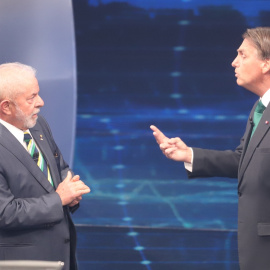 El candidato del Partido de los Trabajadores, Lula da Silva y el actual presidente brasileño, Jair Bolsonaro, durante el debate electoral en San Pablo (Brasil), a 16 de octubre de 2022.