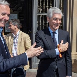 27/03/2019.- Adolfo Suárez Illana (d), candidato del PP al Congreso por Madrid junto al candidato conservador a la Alcaldía de la ciudad, Jorge Azcón (i) en Zaragoza. / EFE - JAVIER CEBOLLADA