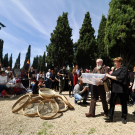 Asistentes durante el homenaje e inhumación de víctimas del franquismo, en el cementerio de El Carmen de Valladolid, el  14 de abril de 2024.