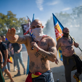 Uno de los participantes durante la manifestación neonazi para celebrar el día de la Hispanidad, a 12 de octubre de 2022, en Barcelona.