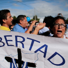 Imagen de archivo de una manifestante participa en una protesta para exigir la liberación de los presos políticos en Tipitapa, Nicaragua