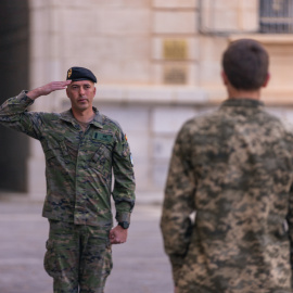 Un militar durante el acto de homenaje a los caídos en la guerra de Ucrania, en la Academia de Infantería, a 24 de febrero de 2024, en Toledo. Foto de archivo.