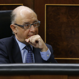 El ministro de hacienda, Cristóbal Montoro, en su escaño durante el pleno del Congreso que ha aprobado de forma definitiva la reforma fiscal.