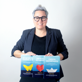 Sonia Vivas con los tres libros de la 'Saga del Latido'.