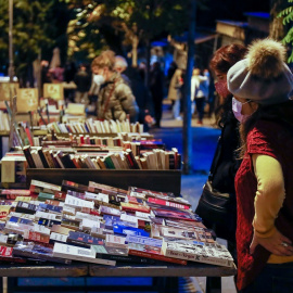 23/02/2022. Varias personas se acercan a los puestos de libros de la Cuesta de Moyano.