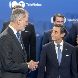 El Rey Felipe VI conversa con el presidente ejecutivo de Telefónica, José María Álvarez-Pallete, durante la gala conmemorativa del centenario de Telefónica, en el Teatro Real, a 19 de abril de 2024, en Madrid