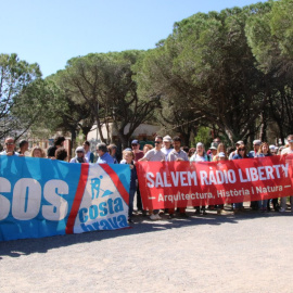 20/04/2024 - Els activistes que s'han concentrat aquest dissabte a l'exterior de Radio Liberty, a Pals, per demanar-ne la rehabilitació.