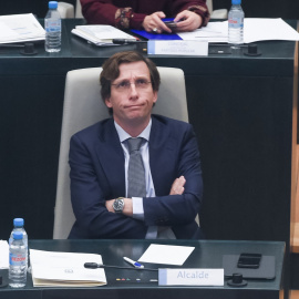 El alcalde de Madrid, José Luis Martínez-Almeida, durante una sesión ordinaria del Pleno municipal del Ayuntamiento de Madrid, en el Palacio de Cibeles, a 28 de febrero de 2023, en Madrid (España).