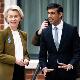 El primer ministro británico, Rishi Sunak, y la presidenta de la Comisión Europea, Ursula von der Leyen, en Windsor (Reino Unido), a 27 de febrero de 2023.