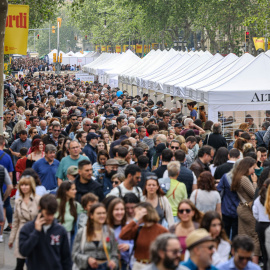 Centenars de persones passejant per la superilla literària de Passeig de Gràcia per Sant Jordi