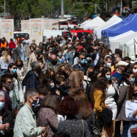 Estands en Barcelona durante el día de Sant Jordi de 2003.