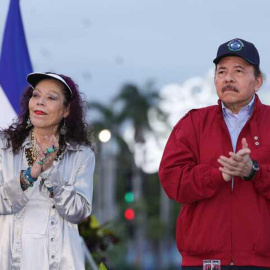 Fotografía cedida hoy por Presidencia de Nicaragua, del presidente de Nicaragua Daniel Ortega (d), junto a su esposa y vicepresidenta Rosario Murillo (i), durante un acto en Managua (Nicaragua) el 21 de febrero de 2023.