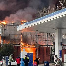 Imatge de l'incendi d'aquesta tarda en una indústria de pneumàtics a Sant Boi de Llobregat