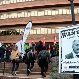 02/03/2022 - Concentració dels sindicats d'ensenyament davant la seu del Departament d'Educació.