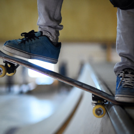 Skater es disposa a saltar a la pista